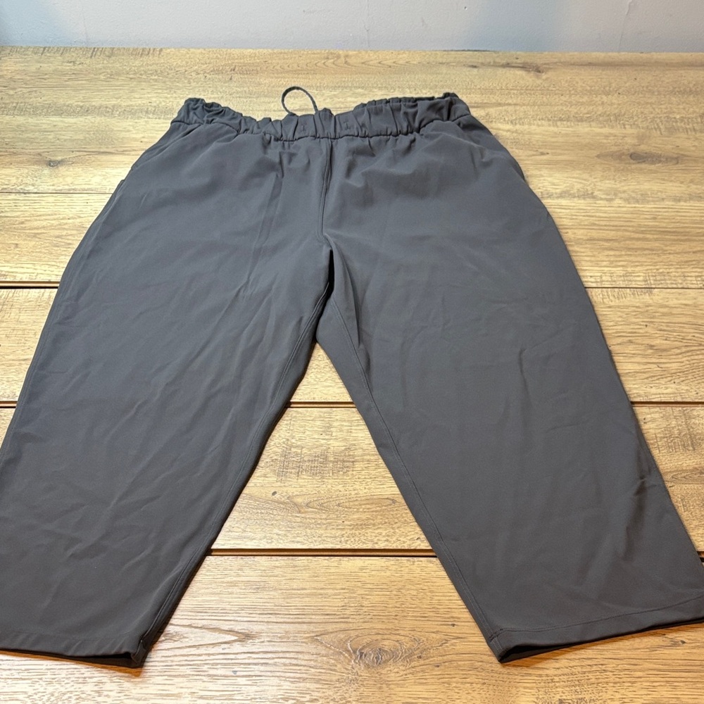 Women’s Lululemon Keep Moving Cropped Pants in Charcoal Gray Size 12